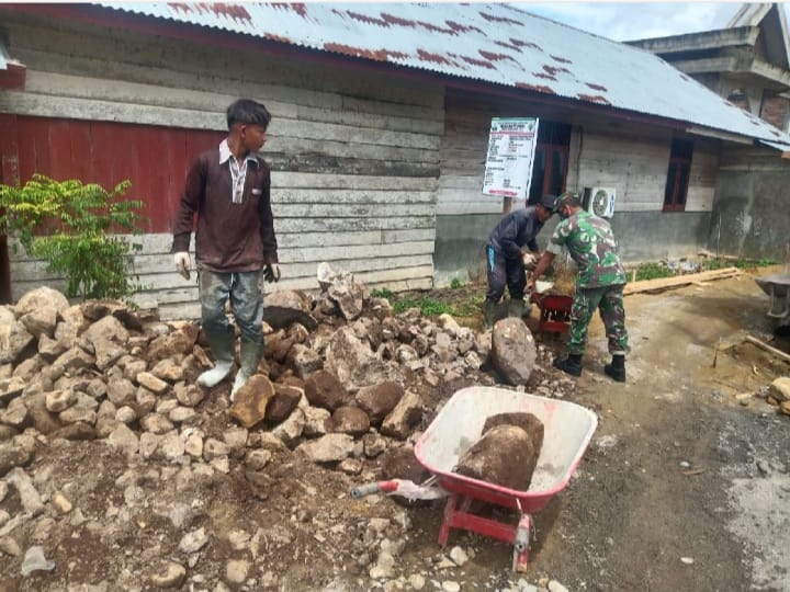 Serka Zulfikar Bersama Warga Gotong Royong Timbun Jalan Jurnaljelata